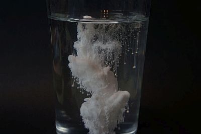 Titán-dioxid por diszpergálása vízben